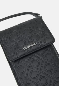 Calvin Klein Must Phone Pouch - Telefoonhoesje - Black Mono -Kleding Discount Winkel 018c325f3ead4a2f8617c51e5ac302f2