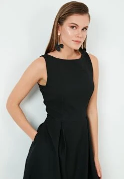 LELA Crew Neck Pleated Midi - Cocktailjurk - Black -Kleding Discount Winkel 05a9b182ae4a4eb4ba70a05dd21cde3f