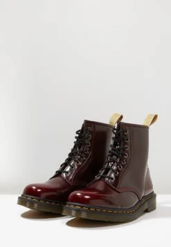 Dr. Martens Winchester Ii Boot 1460 Vegan - Veterboots - Cherry -Kleding Discount Winkel 2d96a4f186cb450aad5f0e76255e066c