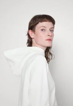 Calvin Klein Micro Logo Ess - Hoodie - Bright White 11 Calvin Klein Micro Logo Ess - Hoodie - Bright White -Kleding Discount Winkel 2ffc26f2031a4108af76ebca54ec4093