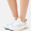 Nike Sportswear Wmns Air Max Bliss Unisex - Sneakers Laag - White/Alabaster Pure/Platinum/Coconut Milk/Metallic Silver