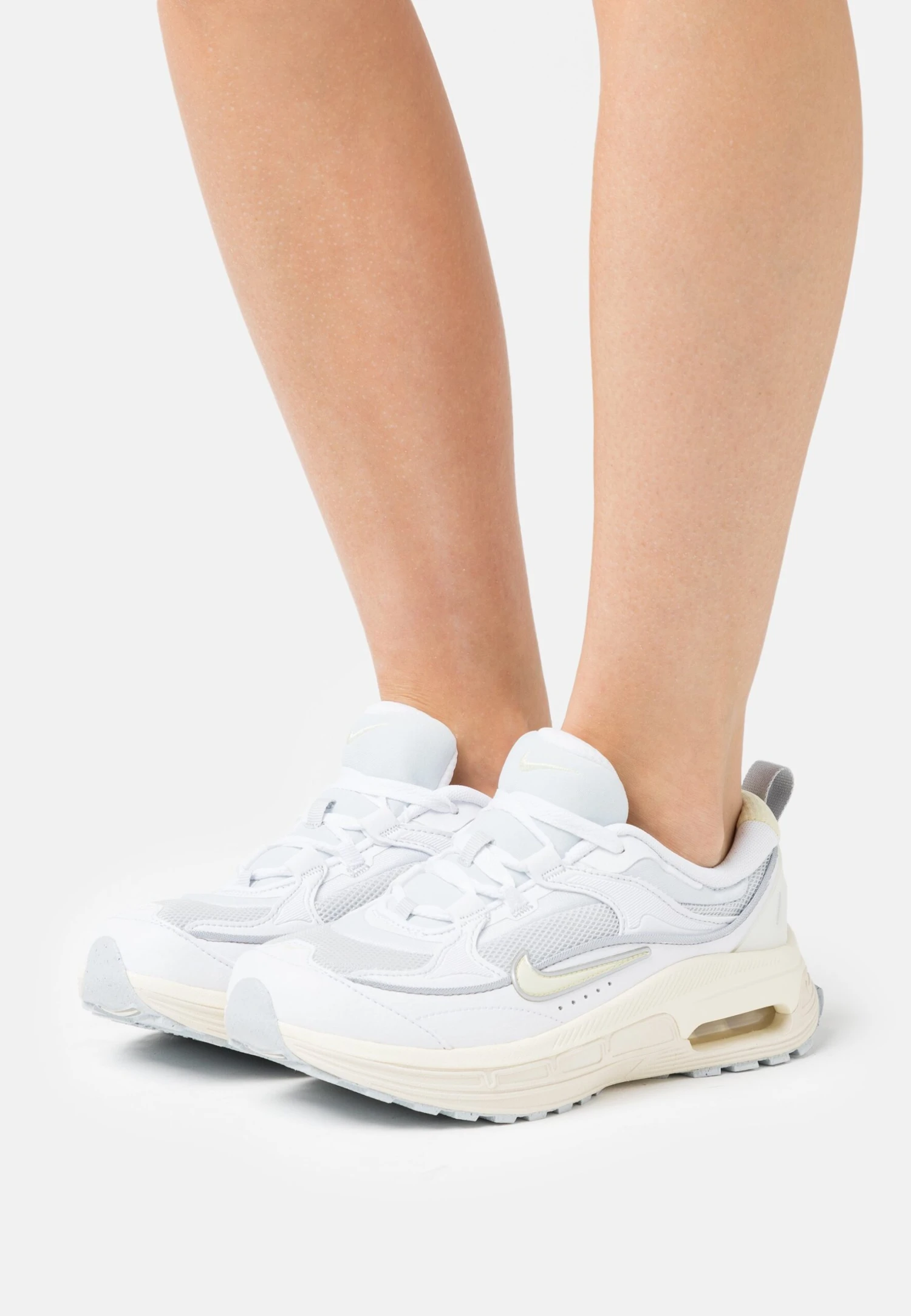 Nike Sportswear Wmns Air Max Bliss Unisex - Sneakers Laag - White/Alabaster Pure/Platinum/Coconut Milk/Metallic Silver 1 Nike Sportswear Wmns Air Max Bliss Unisex - Sneakers Laag - White/Alabaster Pure/Platinum/Coconut Milk/Metallic Silver