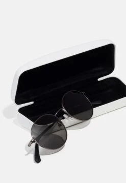 Calvin Klein Jeans Unisex - Zonnebril - Matte Gunmetal 8 Calvin Klein Jeans Unisex - Zonnebril - Matte Gunmetal -Kleding Discount Winkel 3dfef6fe6c9e4087b87d3fcd01955b06