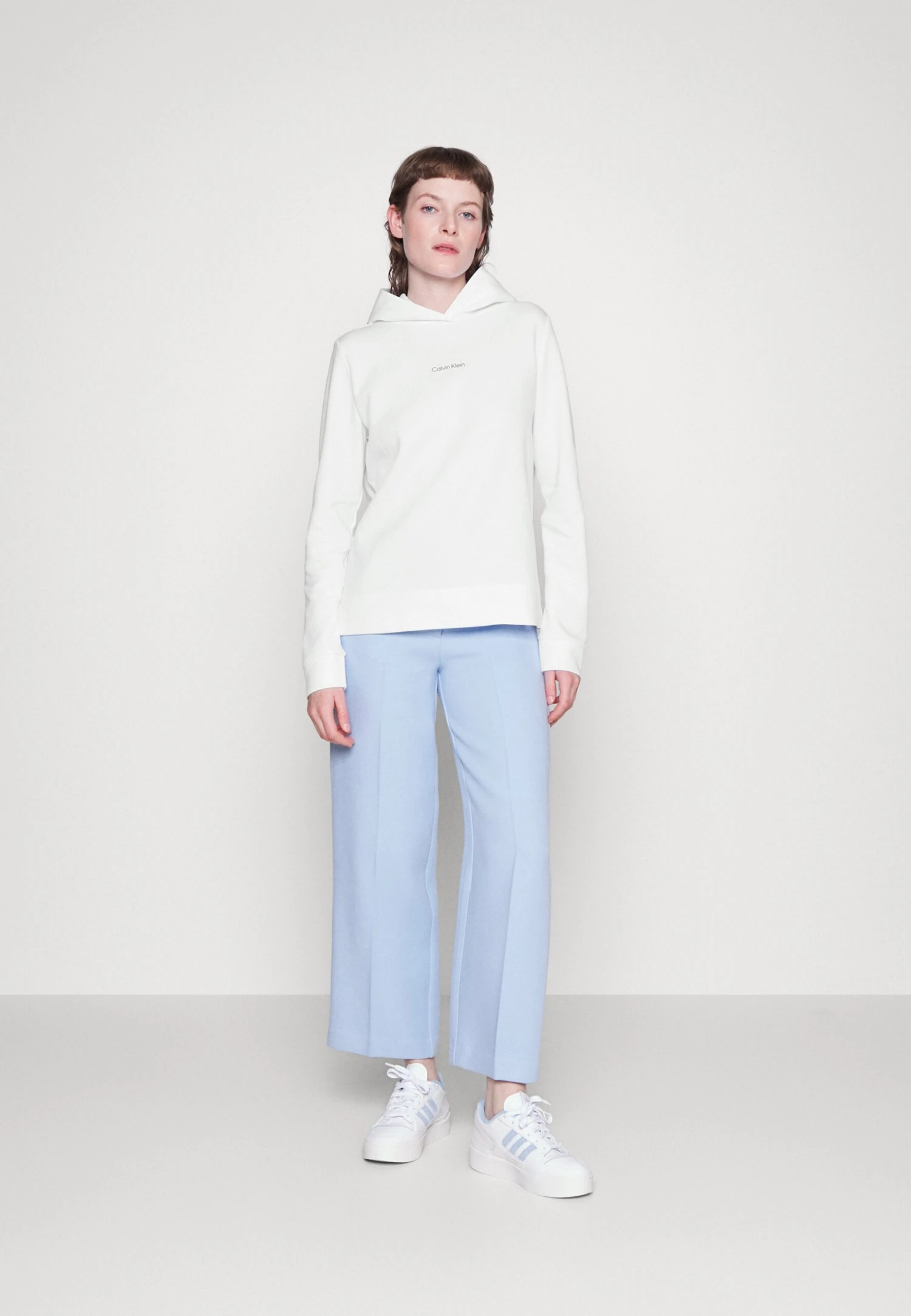 Calvin Klein Micro Logo Ess - Hoodie - Bright White 2 Calvin Klein Micro Logo Ess - Hoodie - Bright White - Afbeelding 2