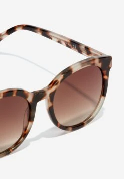 HAWKERS Resort - Zonnebril - Brown -Kleding Discount Winkel 7690f30f2fa44d7d96e2ee0dde432a83