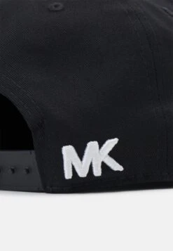 Michael Kors Classic Logo Hat Unisex - Pet - Black 9 Michael Kors Classic Logo Hat Unisex - Pet - Black -Kleding Discount Winkel cdd54b7a2fdd4097b52473194ca5c15a