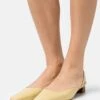 Rejina Pyo Squared Kitten Heel- Klassieke Pumps - Crinkle Butter Yellow