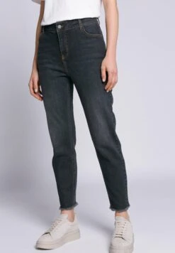 Straight Leg Jeans - Black
